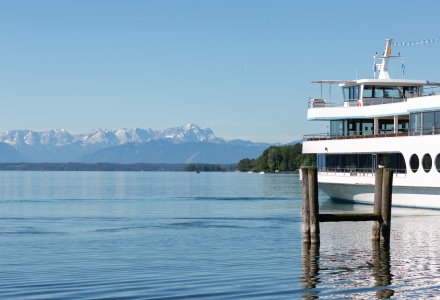 Schifffahrt auf dem Starnberger See mit Blick auf die Alpen © Chris Redan - stock.adobe.com