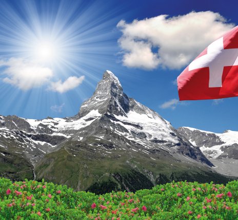 Schweizer Flagge vor dem Matterhorn © Vaclav Volrab-shutterstock.com/2013