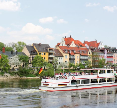 Ausflugsboot auf der Donau bei Regensburg © ArTo-fotolia.com