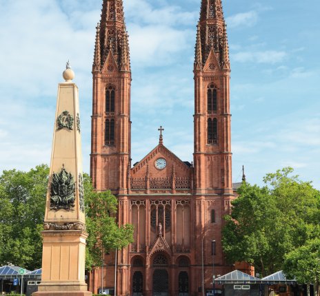 Luisenplatz und Bonifatiuskirche in Wiesbaden © Kristan-fotolia.com