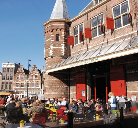 Straßencafé in Amsterdam © pixabay.com/MrsBrown
