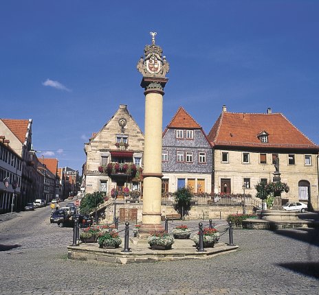 Marktplatz mit Denkmal