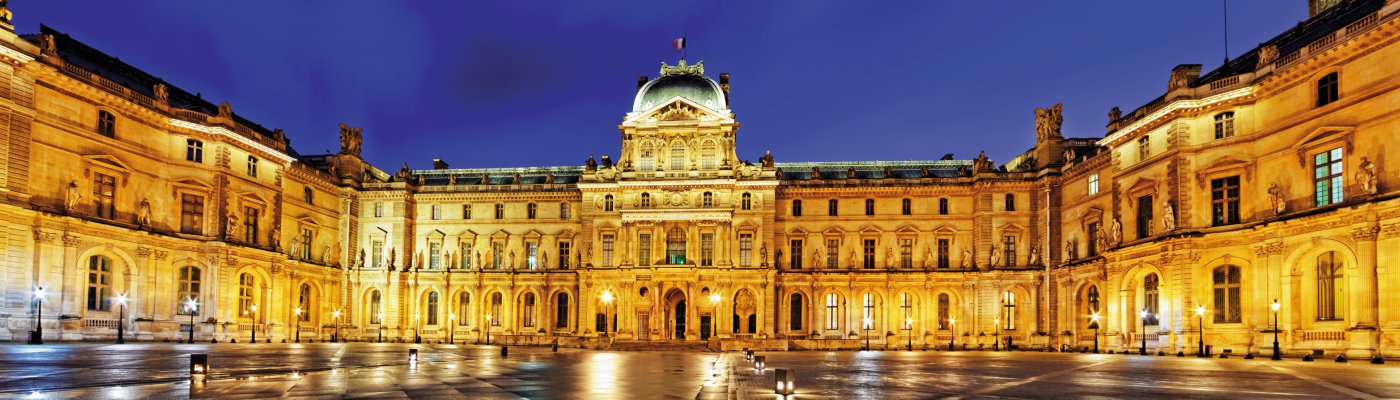 Louvre in Paris bei Nacht