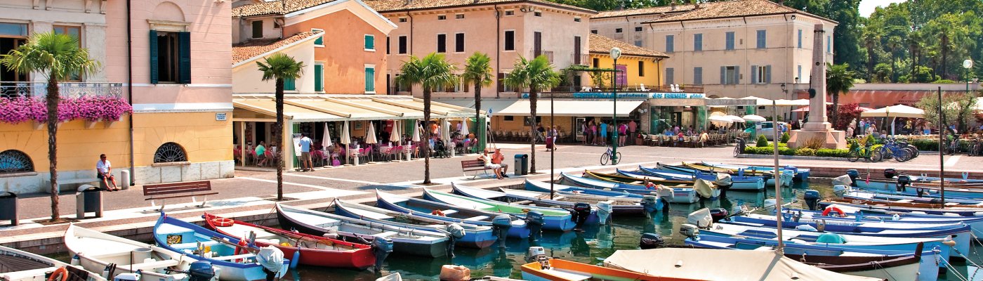 Uferpromenade und Hafen in Bardolino