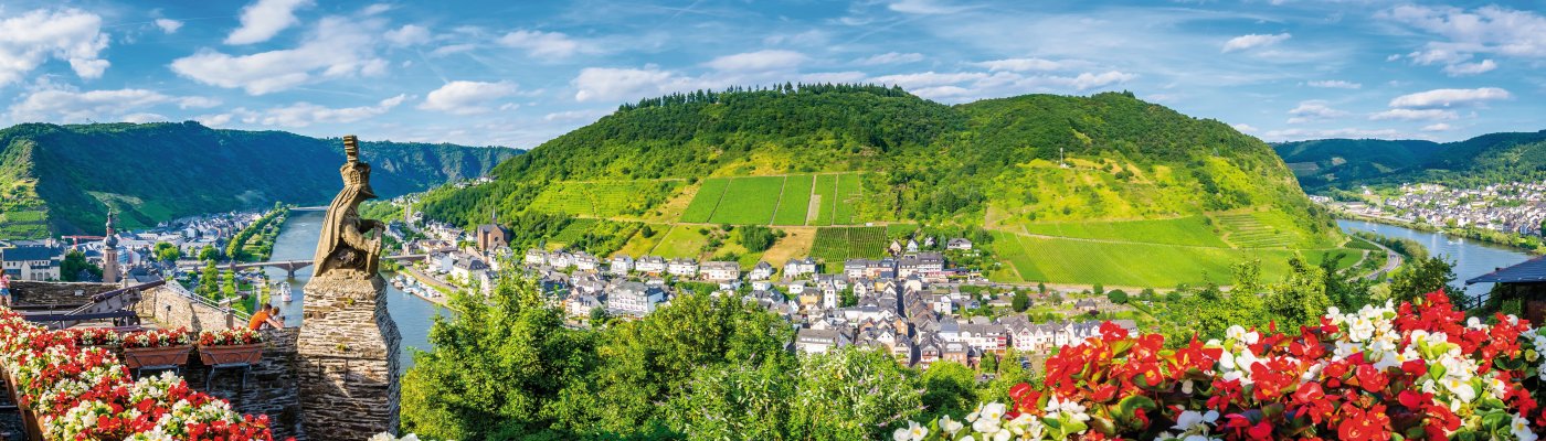 Cochem Flusskreuzfahrt auf der Mosel Blick von der Burg Cochem auf die Mosel