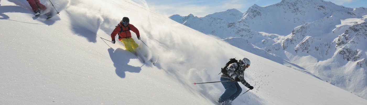 Skiabfahrt im Tiefschnee