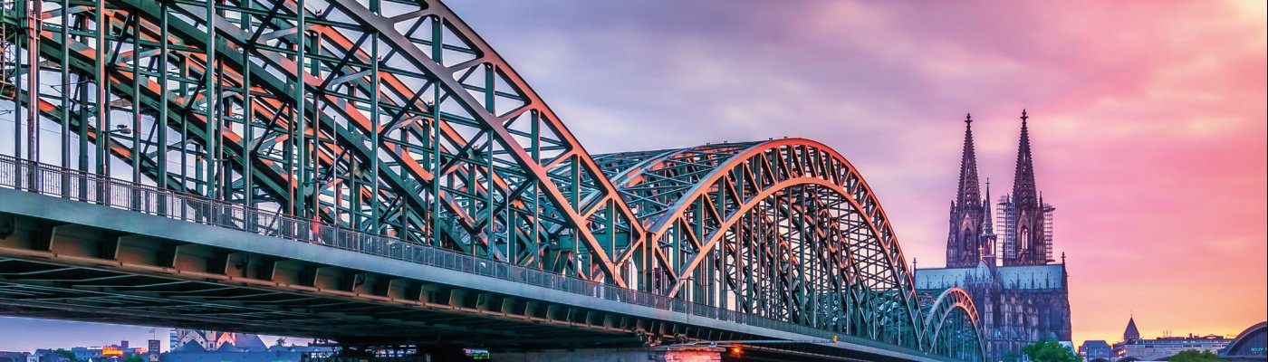 Hohenzollern Brücke mit Blick auf den Kölner Dom