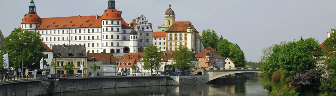 Bus mit Fahrer mieten ab Neuburg an der Donau Schloss Neuburg an der Donai
