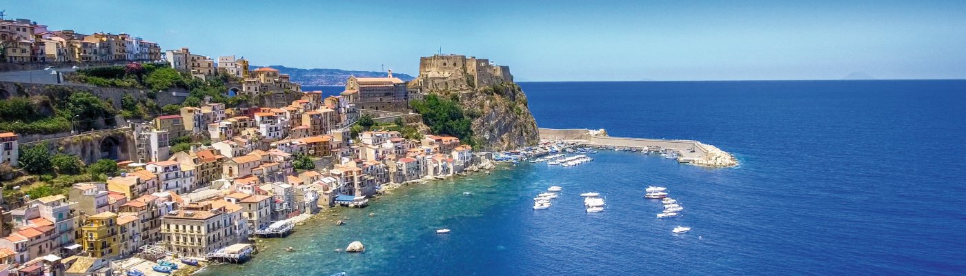 Scilla mit Castello Ruffo