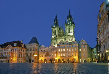 Altstädter Ring und Teynkirche in Prag © Fineart Panorama-stock.adobe.com