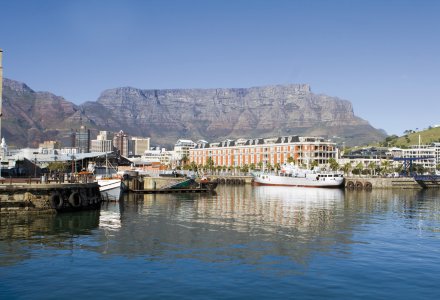 Hafen mit Tafelberg in Kapstadt &copy; awiebadenhorst-fotolia.com