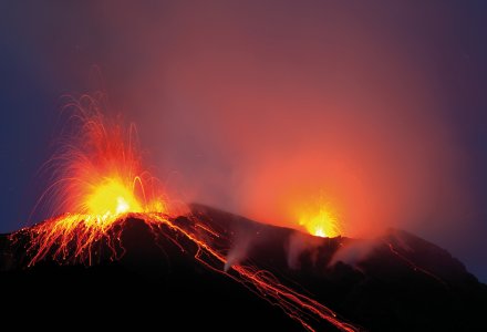 Vulkanausbruch &copy; Gouvi-shutterstock.com/2013