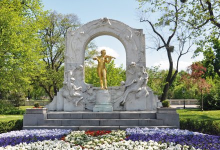 Johann Strauß Denkmal (Johann-Strauss-Denkmal) © photo 5000-stock.adobe.com