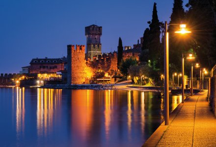 Sirmione bei Nacht &copy; Marco Saracco-fotolia.com