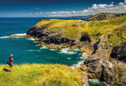 Die Küste Cornwalls bei Tintagel Castle &copy; RuedigerNold-stock.adobe.com
