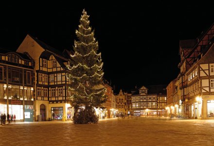 Weihnachtsbaum auf dem Marktplatz in Quedlinburg &copy; Thomas Jablonski-fotolia.com
