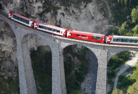 Glacier Express am Landwasserviadukt © by Glacier Express