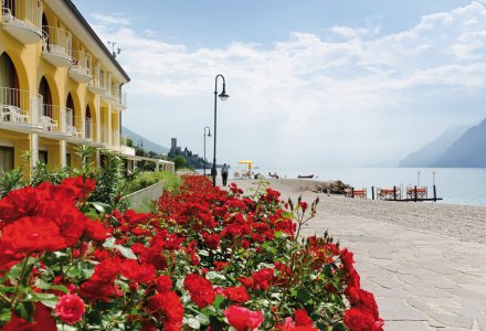 Promenade am Gardasee &copy; Tino Thoß-fotolia.com
