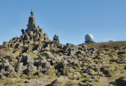 das Fliegerdenkmal und die Radarkuppel auf der Wasserkuppe © travelpeter - stock.adobe.com
