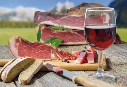 Südtiroler Speckjause mit Vinschgerl und einem Glas Rotwein &copy; kab-vision - stock.adobe.com
