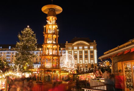 Weihnachtspyramide auf dem Dresdner Striezelmarkt &copy; Alexander Erdbeer - stock.adobe.com