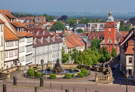 Wasserkunst und Gebäude am Schlossberg in Gotha © sehbaer_nrw - stock.adobe.com