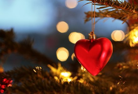 Tannenbaum mit Baumschmuck &copy; Marina Lohrbach - stock.adobe.com