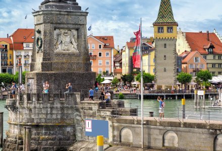 Löwenstatue in der Hafeneinfahrt von Lindau © Comofoto - stock.adobe.com
