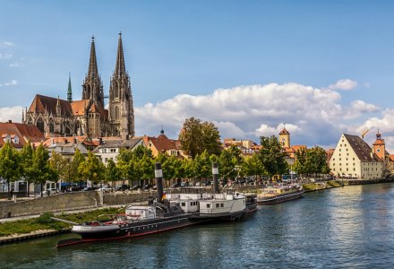 Blick vom der Eisernen Brücke auf Dom in Regensburg &copy; Andreas - stock.adobe.com