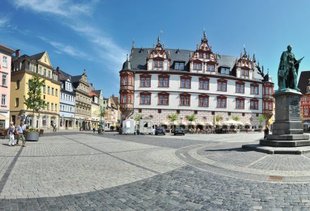 Marktplatz mit Prinz Albert Statue in Coburg © Robert - stock.adobe.com