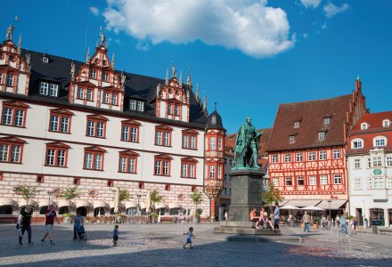 Marktplatz mit Prinz Albert Statue © FrankenTourismus / Leue