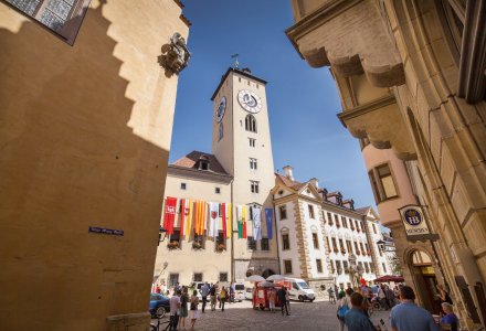 Blick auf den Rathausplatz mit dem Rathausturm © RTG/Agentur Fouad Vollmer