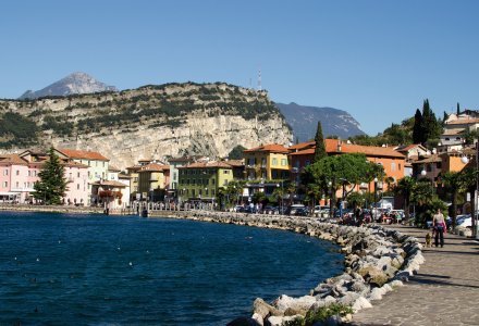 Uferpromenade in Torbole &copy; roskefoto-fotolia.com
