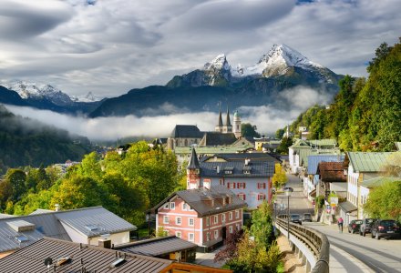 Berchtesgaden: Berg Watzmann ragt über die Stadt © DZT/Francesco Carovillano