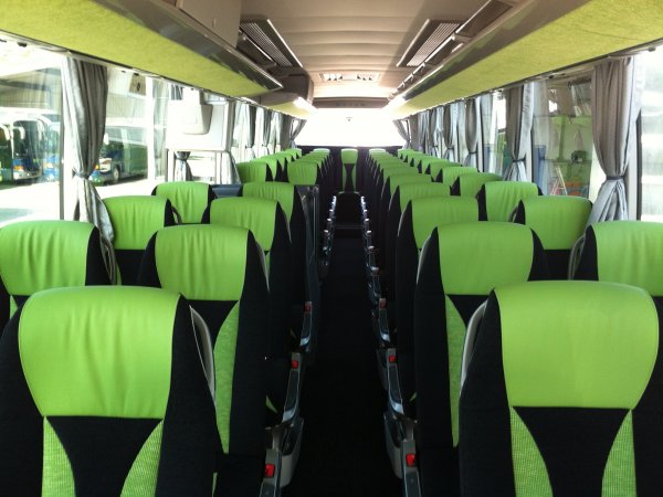 49-sitziger Luxus-Fernreisebus innen